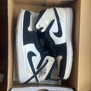 Jordan Air 1 Mid - White and Black